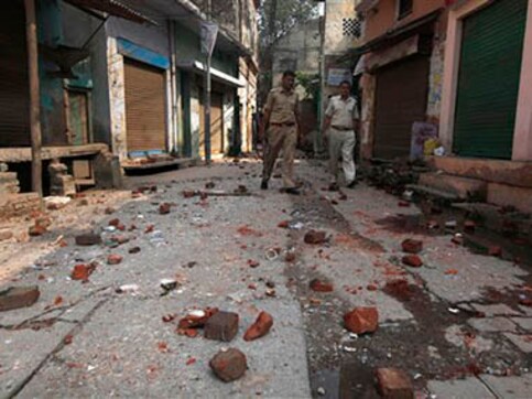 Muzaffarnagar riots: Akhilesh directs officials to give free treatment for injured Muzaffarnagar riots: Akhilesh directs officials to give free treatment for injured
