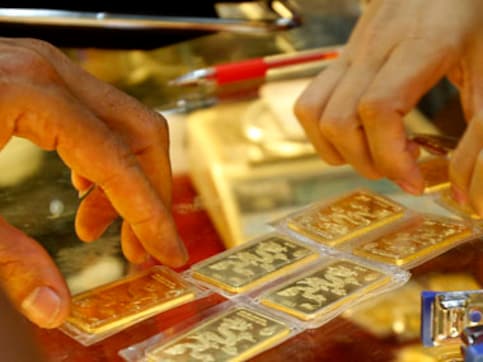 Good news for buyers: Gold at one-month low, nears Rs 30,000 Good news for buyers: Gold at one-month low, nears Rs 30,000