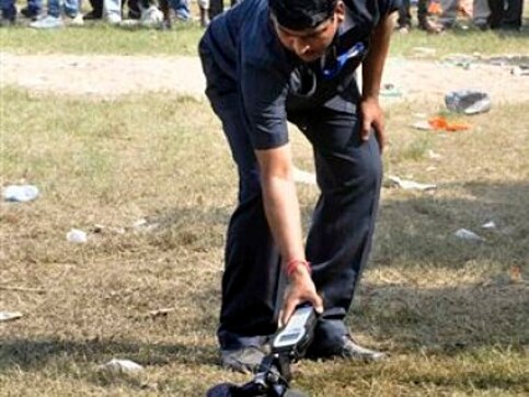 5 dead, 66 injured as blasts mar Narendra Modi rally 5 dead, 66 injured as blasts mar Narendra Modi rally