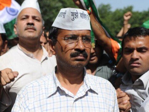 Kejriwal sets out to woo Old Delhi voters, on foot Kejriwal sets out to woo Old Delhi voters, on foot