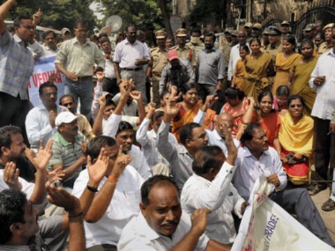 Union Minister Pallam Raju faces wrath of Seemandhra supporters Union Minister Pallam Raju faces wrath of Seemandhra supporters