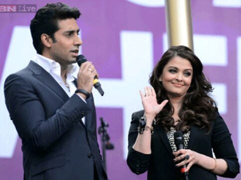 Aishwarya celebrates Karva Chauth with Abhishek via Skype, Facetime Aishwarya celebrates Karva Chauth with Abhishek via Skype, Facetime
