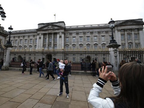 Woman arrested trying to scale gates of Buckingham Palace, police says incident not 'terrorism-related' Woman arrested trying to scale gates of Buckingham Palace, police says incident not 'terrorism-related'