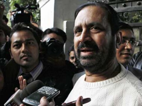 Cong removes Kalmadi's photos from Pune offices, puts Rahul's instead Cong removes Kalmadi's photos from Pune offices, puts Rahul's instead