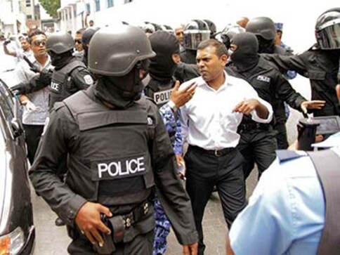 Maldives votes in presidential runoff after delay, results on Sunday