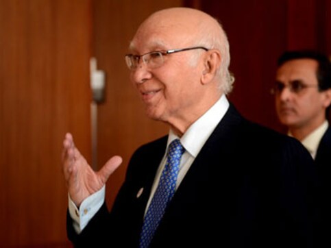 Sartaj Aziz meets Manmohan Singh to discuss Indo-Pak ties Sartaj Aziz meets Manmohan Singh to discuss Indo-Pak ties