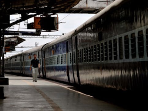 Passengers from two coaches in Jammu-Delhi Duronto Express robbed at knifepoint; official says RPF has leads on miscreants Passengers from two coaches in Jammu-Delhi Duronto Express robbed at knifepoint; official says RPF has leads on miscreants