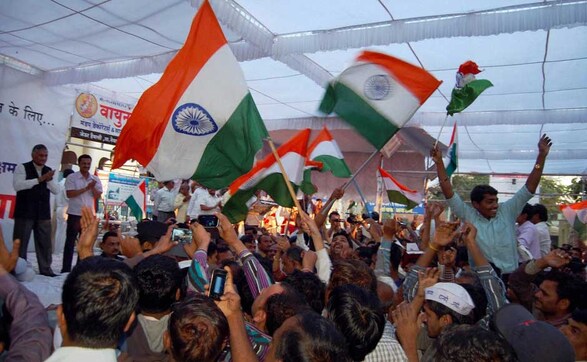 Anna Hazare, MPs celebrate after Rajya Sabha clears Lokpal Bill Anna Hazare, MPs celebrate after Rajya Sabha clears Lokpal Bill