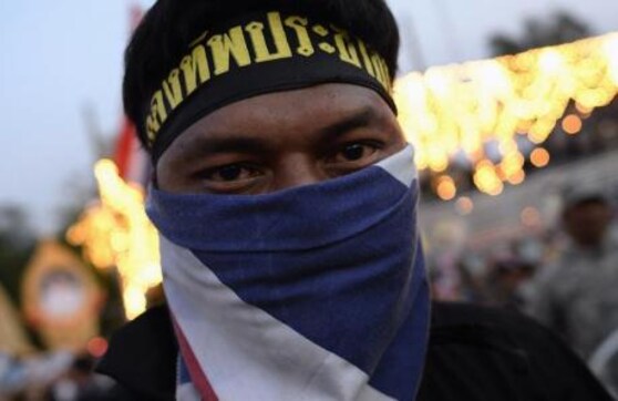 Thai protesters step up action, PM forced to leave building Thai protesters step up action, PM forced to leave building