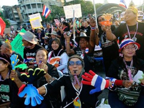 Bangkok police fire tear gas, as anti-govt protests turn violent Bangkok police fire tear gas, as anti-govt protests turn violent