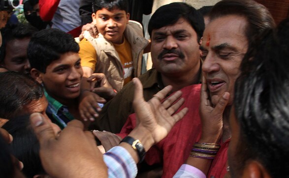 Images: Fans bring in Dharmendra's 78th birthday Images: Fans bring in Dharmendra's 78th birthday