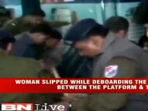 Woman dies after slipping between train and platform at Kanpur Woman dies after slipping between train and platform at Kanpur