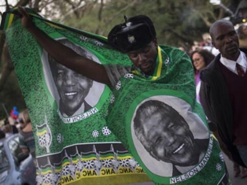South Africa unites to mourn Mandela with praise and prayers South Africa unites to mourn Mandela with praise and prayers