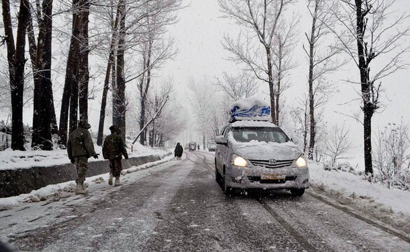 Images: It's snowing in Kashmir Images: It's snowing in Kashmir