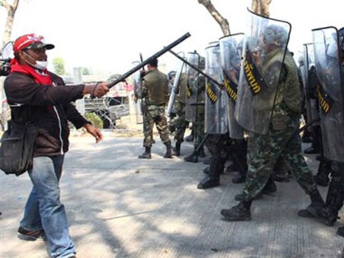 Thai govt considers declaring emergency after weekend violence Thai govt considers declaring emergency after weekend violence