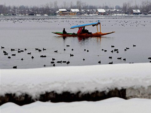 Srinagar-Jammu highway opened, intermittent snowfall continues Srinagar-Jammu highway opened, intermittent snowfall continues