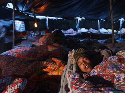 Delhi HC asks govt to submit policy on shelter for homeless Delhi HC asks govt to submit policy on shelter for homeless