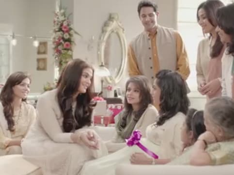 LifeCell and Aishwarya urge mothers to give their babies 'The Gift' LifeCell and Aishwarya urge mothers to give their babies 'The Gift'