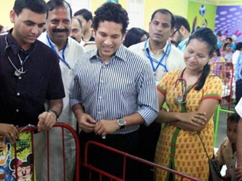 Tendulkar donates Rs 10 lakh to children's hospital in Mumbai Tendulkar donates Rs 10 lakh to children's hospital in Mumbai