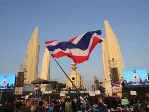 Explosion hits Bangkok protesters, wounding dozens of marchers