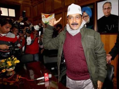 Don't bow to pressure from Congress: Kejriwal writes to L-G Don't bow to pressure from Congress: Kejriwal writes to L-G