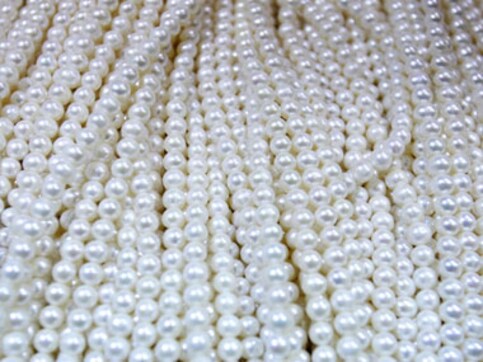 Doctors remove 42 pearls from inside Chinese man's body Doctors remove 42 pearls from inside Chinese man's body
