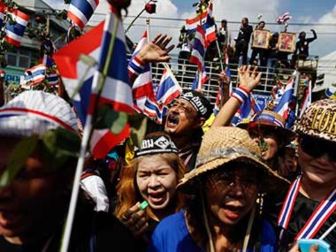 Thai protesters surround PM's temporary offices