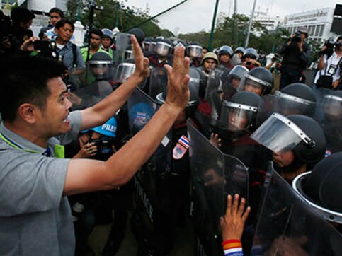 Thailand: Police remove 100 anti-govt protesters from rally site Thailand: Police remove 100 anti-govt protesters from rally site