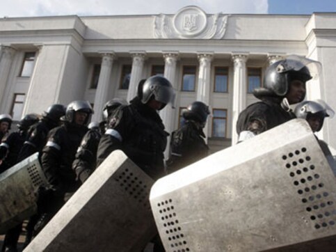 Ukraine crisis: Russian military block airport in Crimea Ukraine crisis: Russian military block airport in Crimea