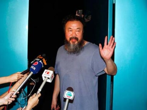 Ai Weiwei says US artist wrong to smash his vase Ai Weiwei says US artist wrong to smash his vase