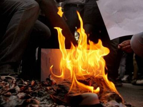 Man booked for attempting self-immolation in front of UP CM's house Man booked for attempting self-immolation in front of UP CM's house