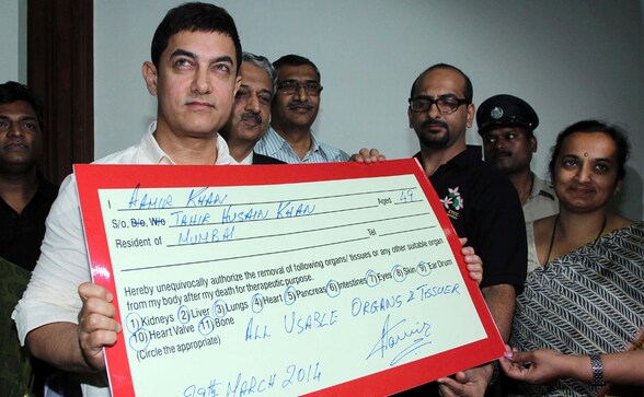 Photos: Aamir Khan gets emotional as he pledges to donate his organs