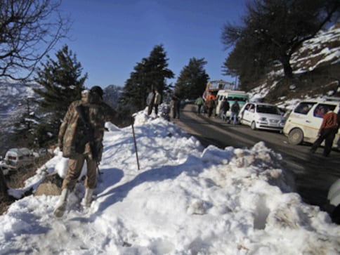 Schools shut as Kashmir Valley wakes up to fresh snowfall