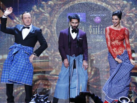 Kevin Spacey stars in IIFA, accuses India of 'stealing' House of Cards Kevin Spacey stars in IIFA, accuses India of 'stealing' House of Cards