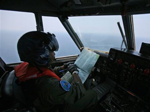 Cyclone halts air search for MH 370 in south Indian Ocean Cyclone halts air search for MH 370 in south Indian Ocean