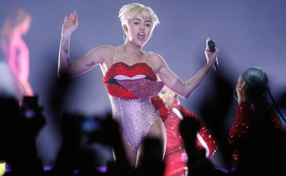 Miley Cyrus' new style statement: The 'crystal tongue' suit Miley Cyrus' new style statement: The 'crystal tongue' suit