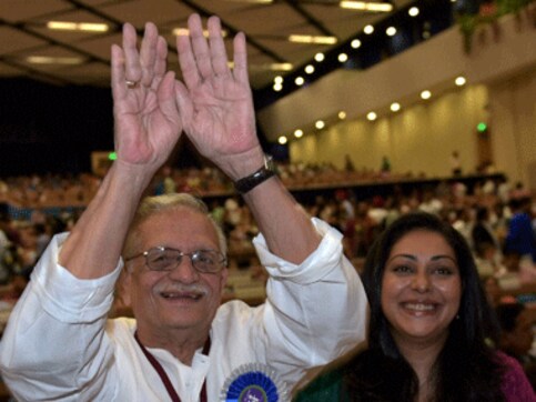 Gulzar receives Dadasaheb Phalke Award, overwhelmed Gulzar receives Dadasaheb Phalke Award, overwhelmed