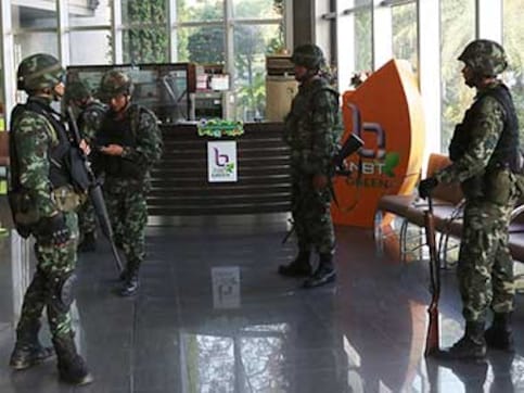 Thai army chief holds rare meeting of political rivals Thai army chief holds rare meeting of political rivals