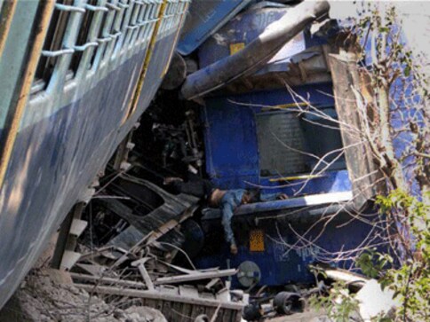Maharashtra: 12 dead, 30 injured after passenger train derails