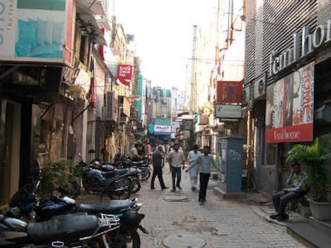 Phone call claiming bomb planted in New Delhi's Khan Market triggers panic, bomb squad rushed to spot Phone call claiming bomb planted in New Delhi's Khan Market triggers panic, bomb squad rushed to spot