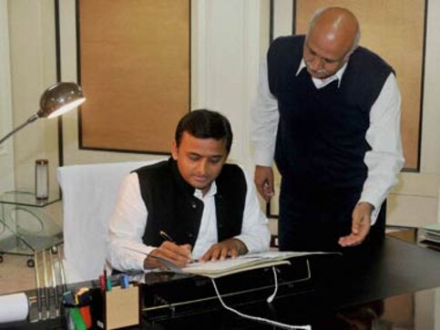 Akhilesh sacks junior minister, reshuffles 11 ministers' portfolios Akhilesh sacks junior minister, reshuffles 11 ministers' portfolios