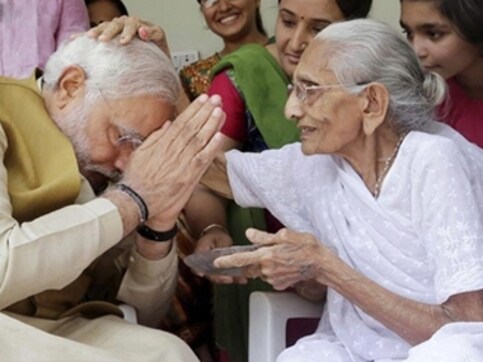 Narendra Modi meets his mother Hiraba before Vijay Rupani's oath ceremony, takes her blessing Narendra Modi meets his mother Hiraba before Vijay Rupani's oath ceremony, takes her blessing