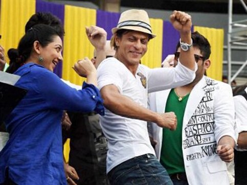 KKR felicitation: Shah Rukh Khan lights up Eden with kisses, dance KKR felicitation: Shah Rukh Khan lights up Eden with kisses, dance