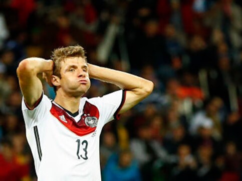 Viral Video: Thomas Müller falls over in comedy free-kick routine Viral Video: Thomas Müller falls over in comedy free-kick routine