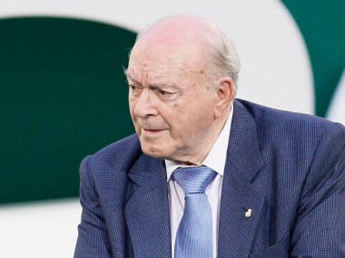 Real Madrid and all-time great Di Stefano dies aged 88 Real Madrid and all-time great Di Stefano dies aged 88