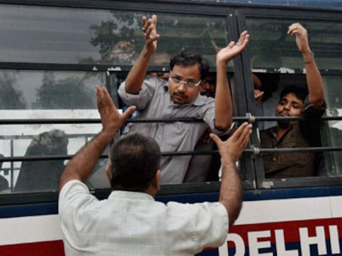 Delhi commuters left hassled as two metro stations shut down over UPSC protest Delhi commuters left hassled as two metro stations shut down over UPSC protest