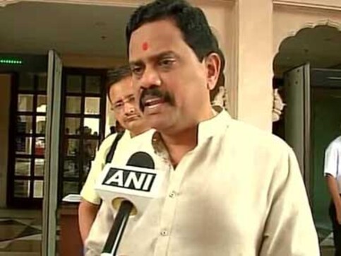 Watch: Shiv Sena MP Rajan Vichare 'forces' Muslim to break fast Watch: Shiv Sena MP Rajan Vichare 'forces' Muslim to break fast