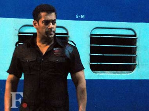 Salman Khan gives media a crash course on Journalism, promises towel dance Salman Khan gives media a crash course on Journalism, promises towel dance