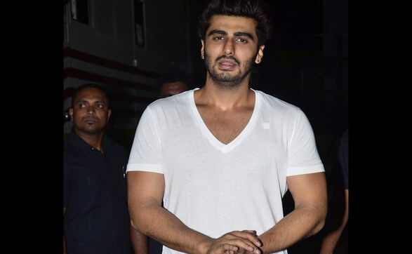 Photos: Arjun Kapoor wraps up Tevar shoot, celebrates with dad Photos: Arjun Kapoor wraps up Tevar shoot, celebrates with dad
