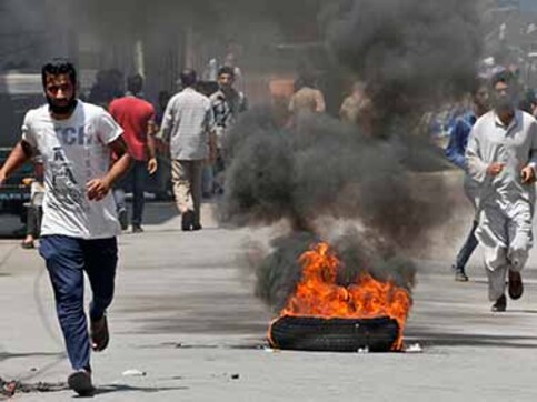 Over 6500 people booked for violence in Jammu and Kashmir in 2010: state govt Over 6500 people booked for violence in Jammu and Kashmir in 2010: state govt